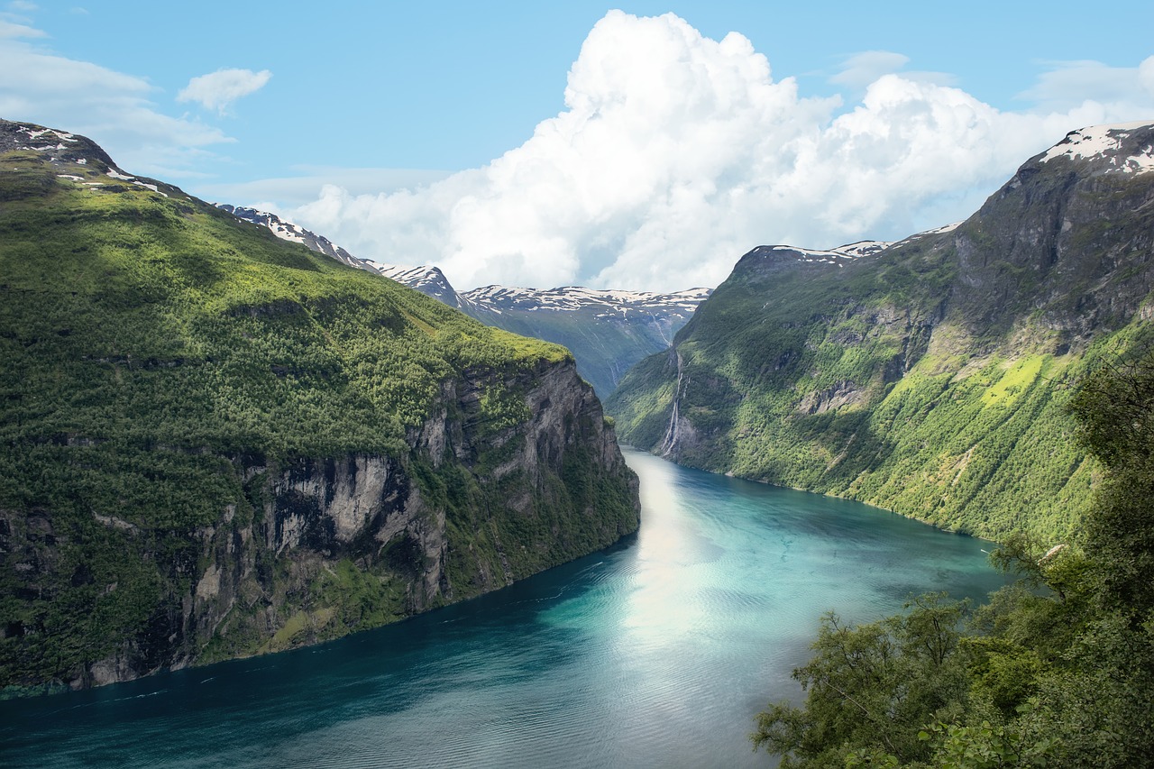 Imagen que contiene montaña, mar, naturaleza, verde,azul
