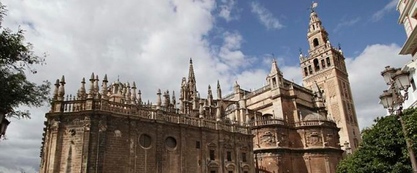Catedral de Sevilla junto a la Giralda