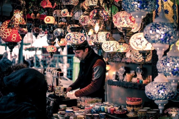 Gran Bazar Estambul lámparas (Wei Pan Unsplash)